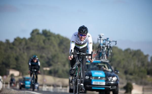 Mark Cavendish finishes off the sprint