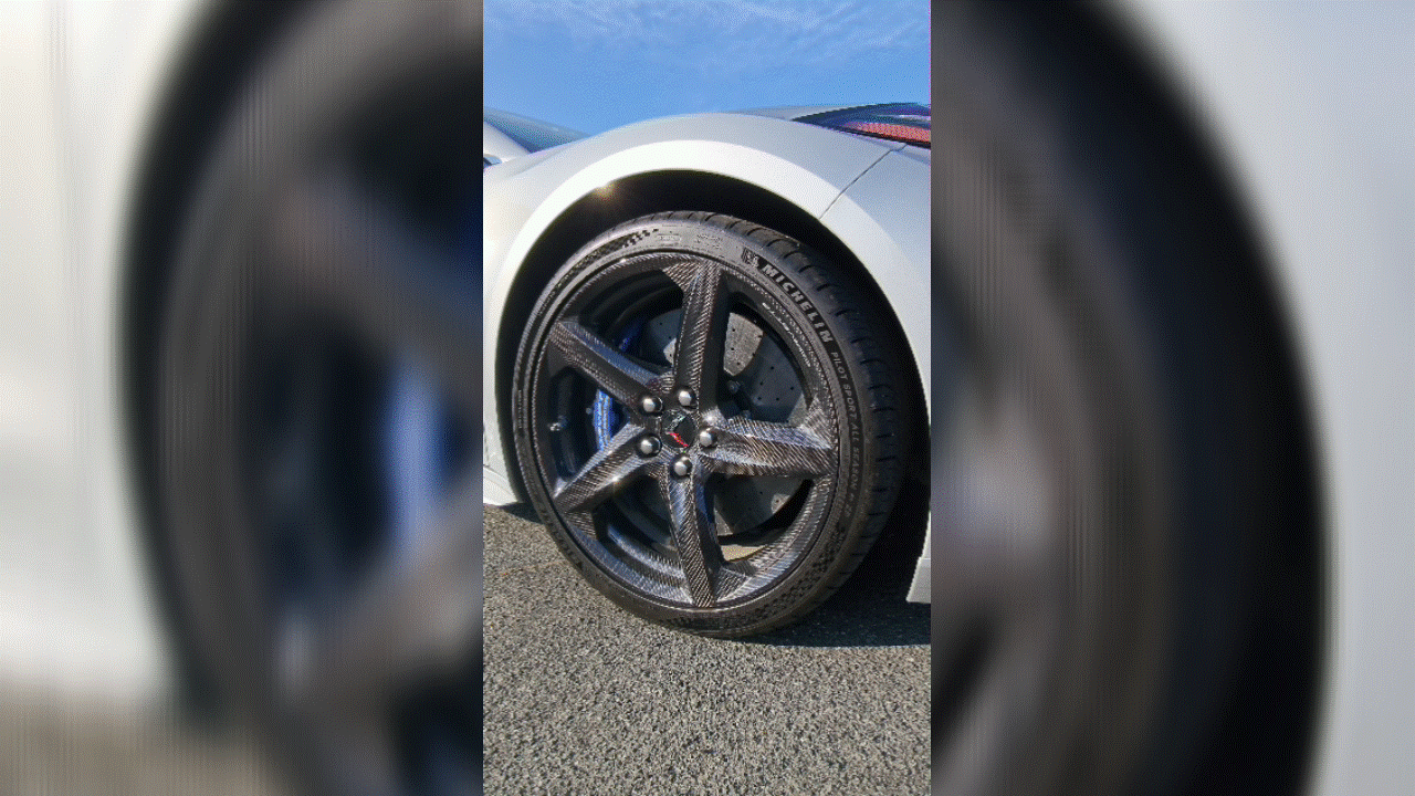 2026 Chevrolet Corvette E-Ray Coupe 3LZ lifting animation.