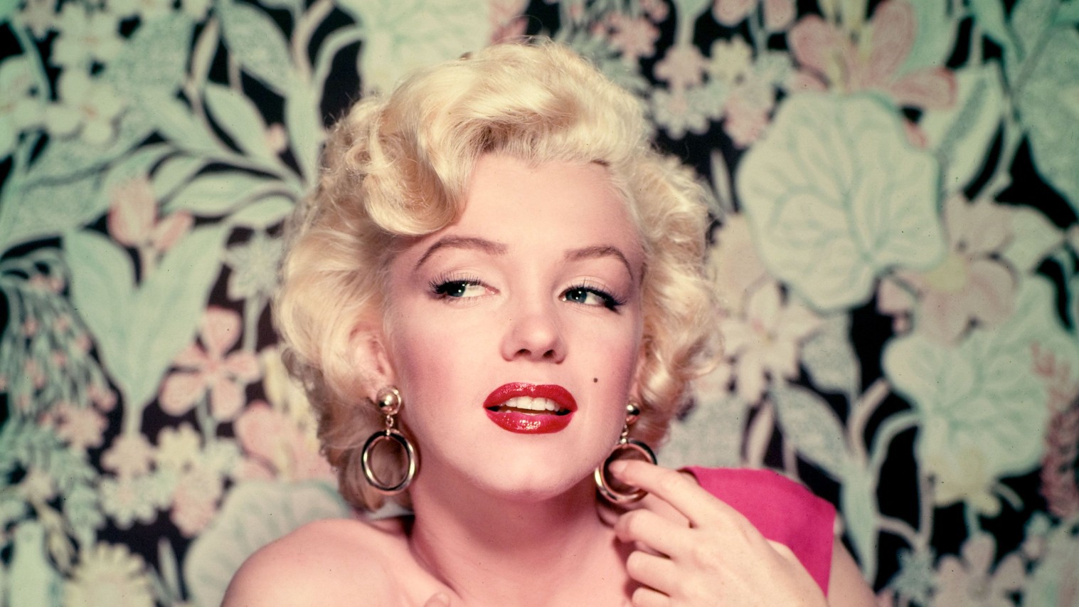 Marilyn Monroes earrings sold for 185000 in auction