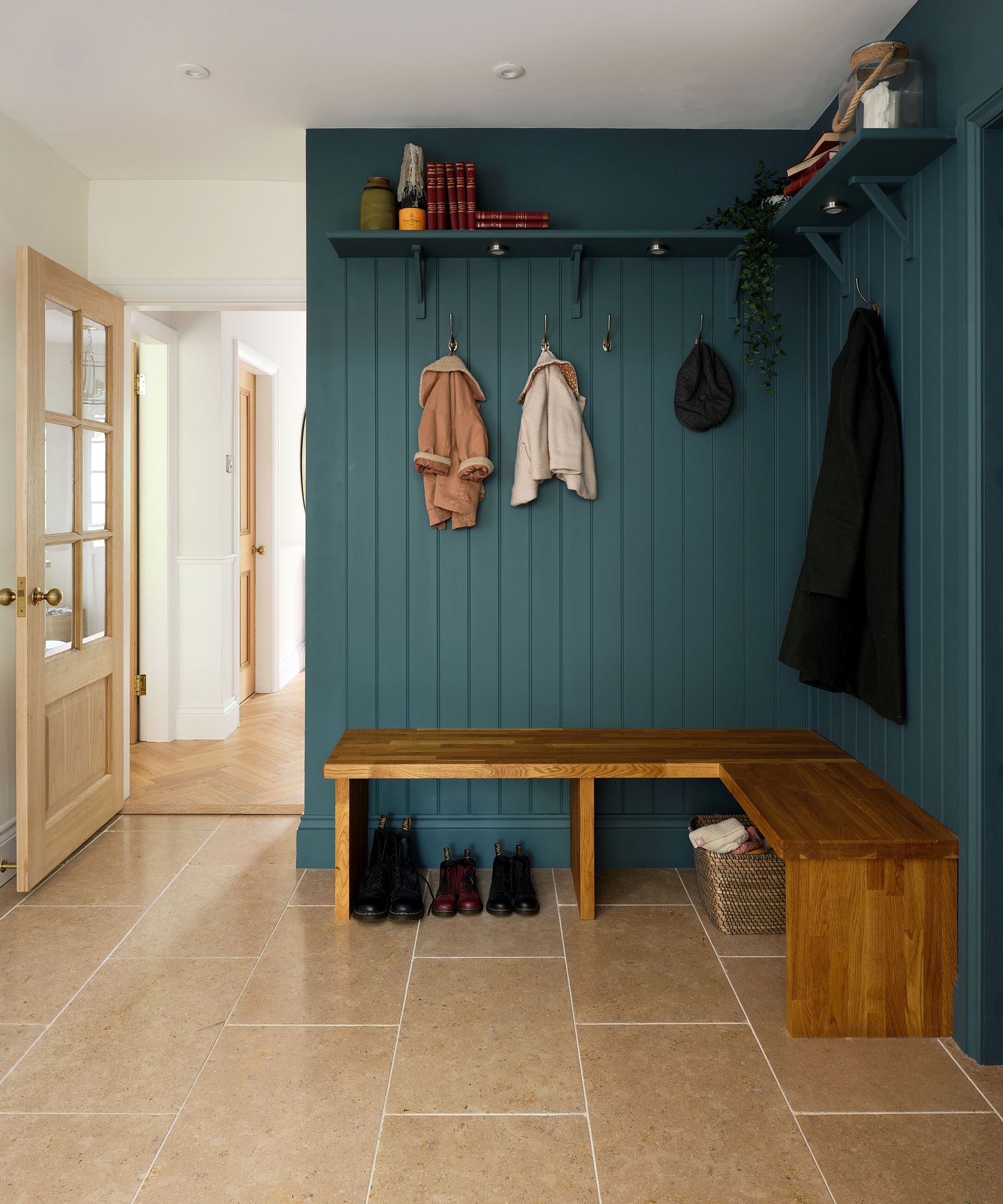 Rumah tahun 1930-an direnovasi dan diperluas untuk menciptakan rumah keluarga yang bergaya