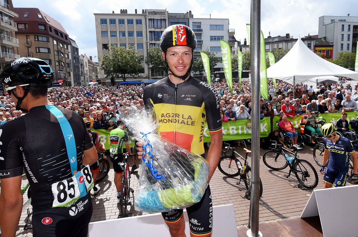 Belgian champ Oliver Naesen shows off his gift
