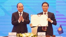Vietnam's PM Nguyen Xuan Phuc & Minister of Industry Tran Tuan Anh 