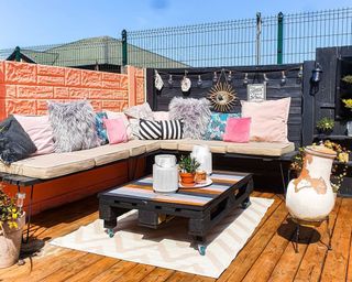 A pallet coffee table in exterior backyard outdoor living area
