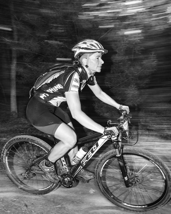 Riding a 29er Karen Potter (Mtbracenews.com) had another day in third.