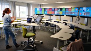 Instructor uses Barco WeConnect technology in a hybrid virtual learning classroom at KU Leuven in Belgium.