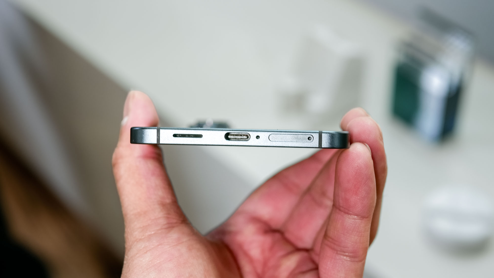 سامسونگ Galaxy S25 Edge USB-C Closeup.