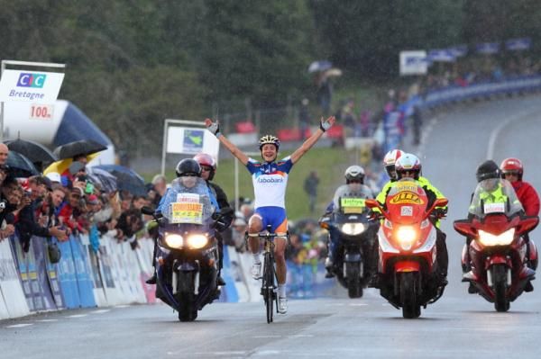 Marianne Vos (Rabo Women) celebrates victory in Plouay and the 2012 World Cup