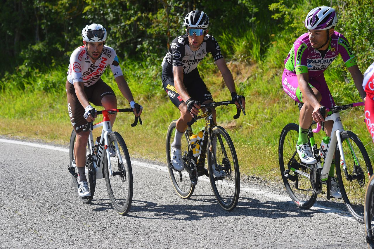 Giro d'Italia 2021 - 104th Edition - 12th stage Siena - Bagno di Romagna 212 km - 20/05/2021 - Andrea Vendrame (ITA - AG2R Citroen Team) - George Bennett (NZL - Jumbo - Visma) - Giovanni Visconti (ITA - Bardiani CSF Faizane') - photo Dario Belingheri/BettiniPhoto&Acirc;&copy;2021