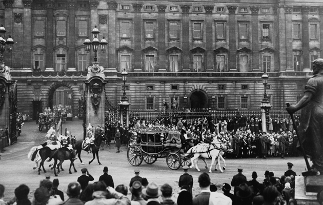 British Royalty. pic: 20th November 1947. Buckingham Palace, London. Princess Elizabeth leaves the Palace in the Irish State Coach accompanied by her father HM. King George VI for her wedding to the Duke of Edinburgh at Westminster Abbey.