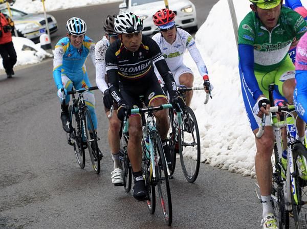 Darwin Atapuma (Colombia Coldeportes) in the lead group on the climb of the Passo Pordoi.