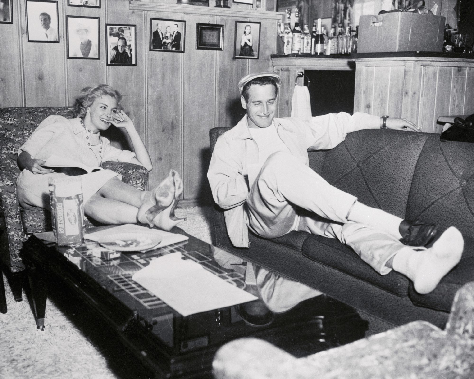 joanne woodward and paul newman in their living room