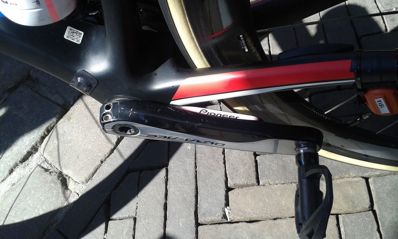 Pink power metre behind the left crank