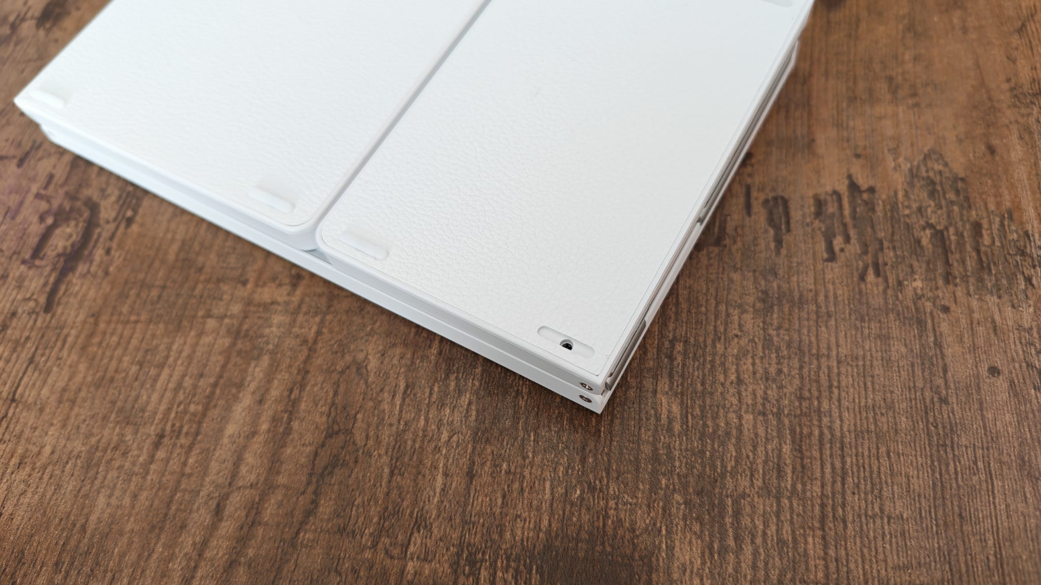 A missing rubber foot on the SEENDA Foldable Bluetooth Keyboard