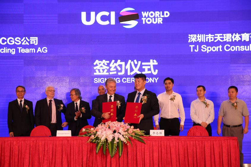 Giuseppe Saronni and Jun Li Zhiqiang after the signing of the deal