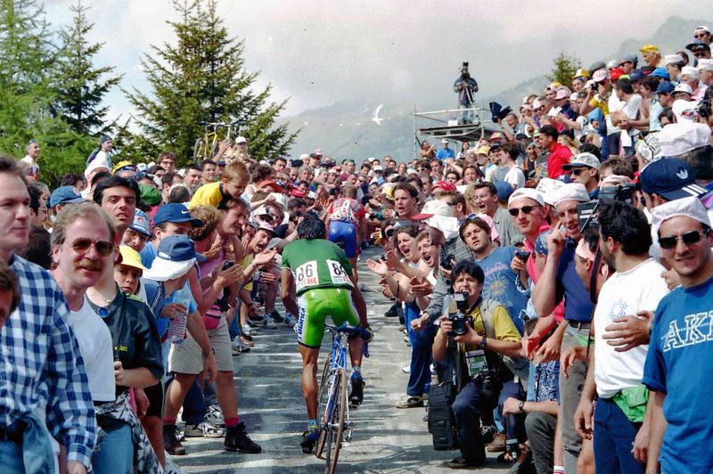 Chepe Gonz&aacute;lez climbing through the tifosi on Mortirolo in 1997, the year he won his first mountains classification