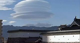 Hat-shape cloud that formed in Japan.