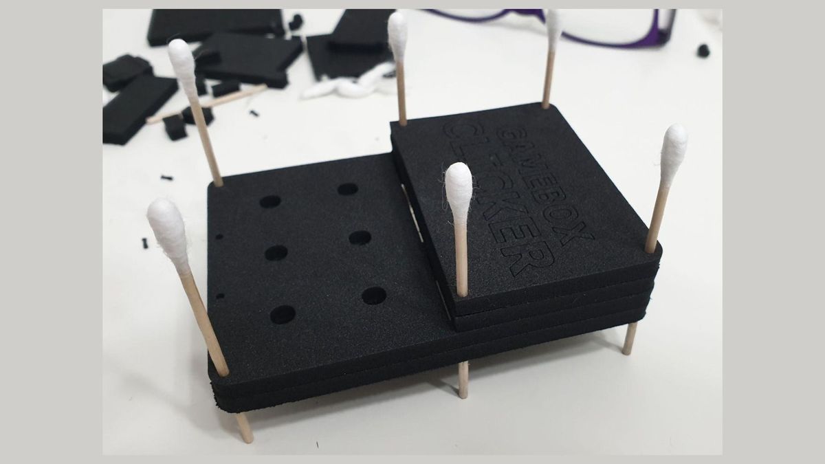wjddnjsdnd's GameBox Clicker, a small console made from a fidget toy