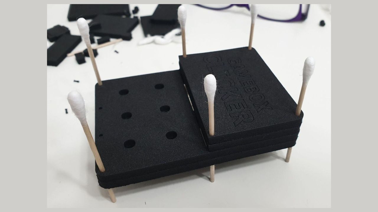 wjddnjsdnd's GameBox Clicker, a small console made from a fidget toy