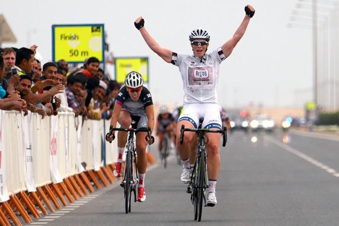 Kirsten Wild (Team Argos-Shimano) outsprints Elen Van Dijk (Specialized-lululemon) for the stage win.