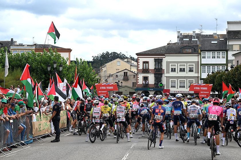 The peloton at the start of stage 15 at the Vuelta a España