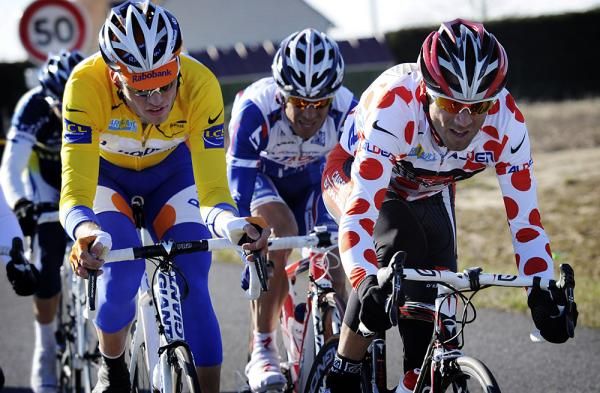 Alejandro Valverde (Caisse d'Eparnge) leads the group with overall leader Lars Boom (Rabobank)