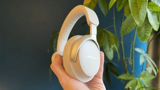 Bose QuietComfort Ultra Headphones in iemands hand