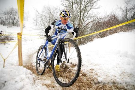 Katerina Nash runs her bike en route to her national cyclo-cross title