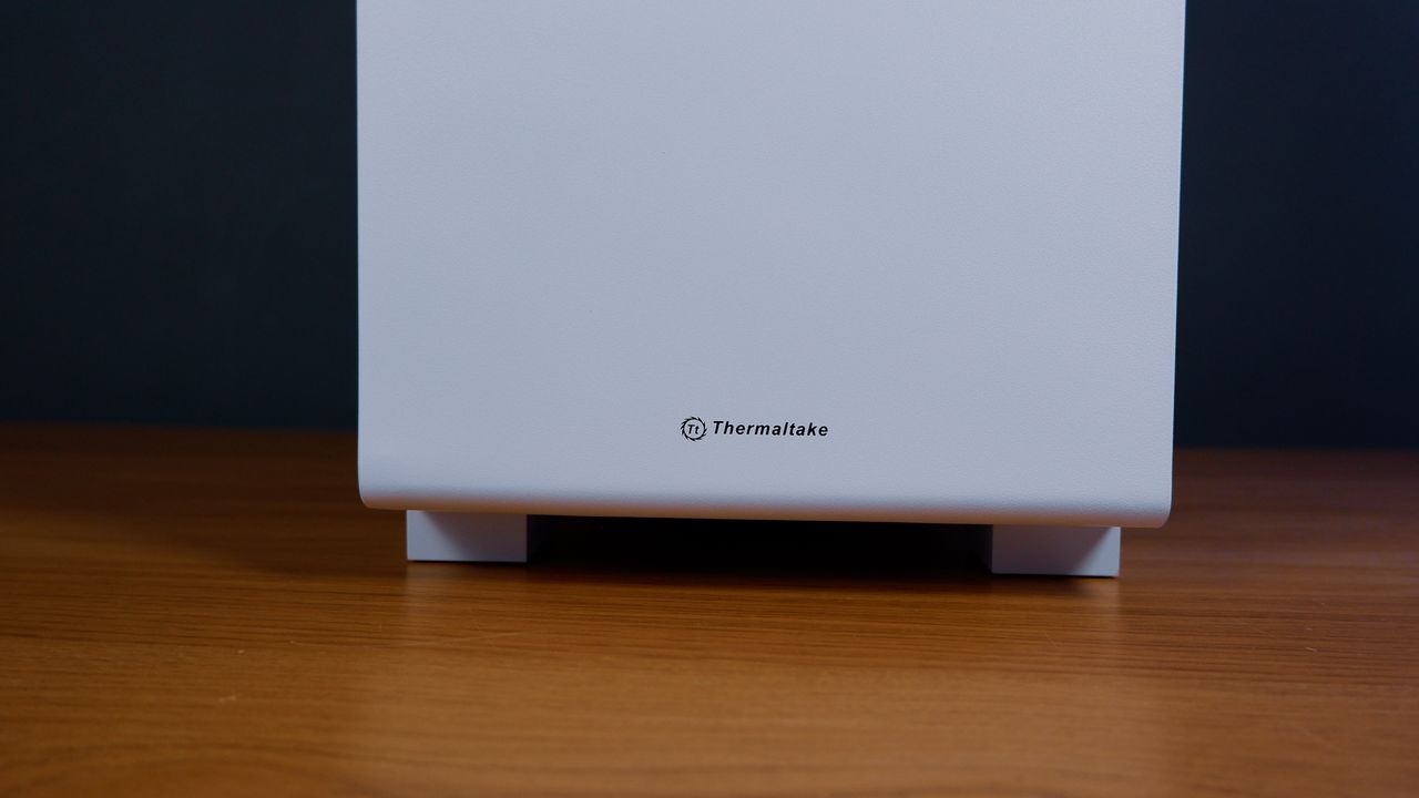A white gaming PC built using a Thermaltake PC case, Cooler Master fans, and an AMD CPU.
