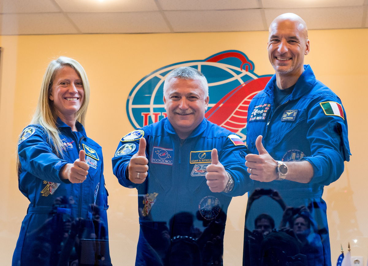 Expedition 36 Crew Gives Thumbs Up