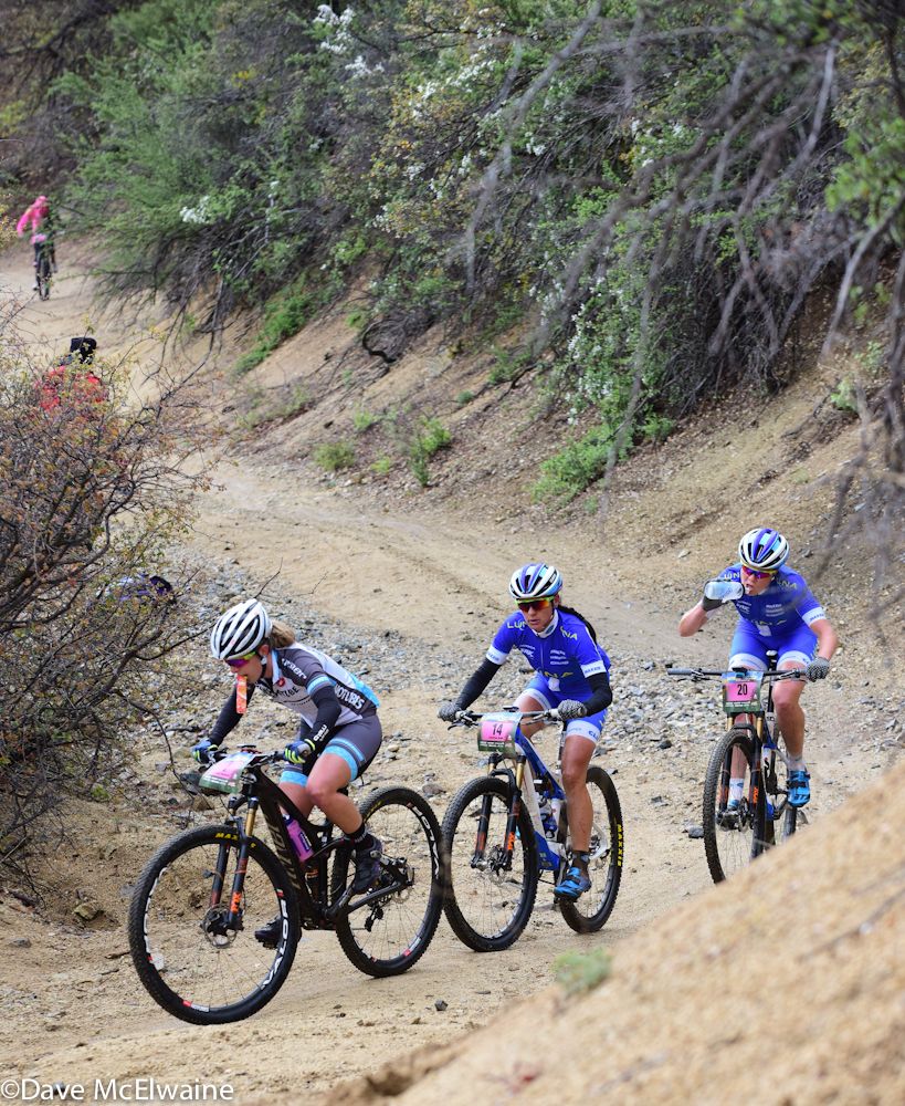 Chloe Woodruff (NoTubes Niner) approaches the descent into Skull Valley