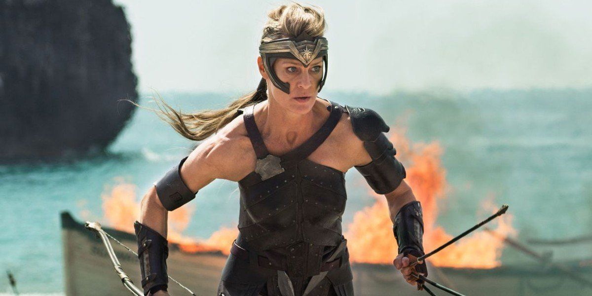 Antiope (Robin Wright) fights on the beach in &#039;Wonder Woman&#039;