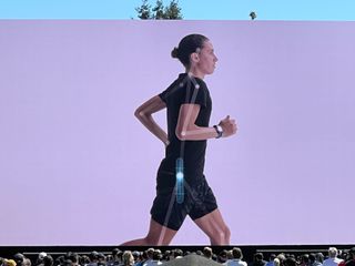 Et skærmbillede fra WWDC: En storskærm, der viser en løbende kvinde