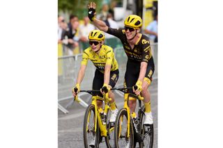Jonas Vingegaard de Dinamarca y Jumbo: Visma y sus compañeros de equipo sonríen y saludan mientras andan en bicicleta
