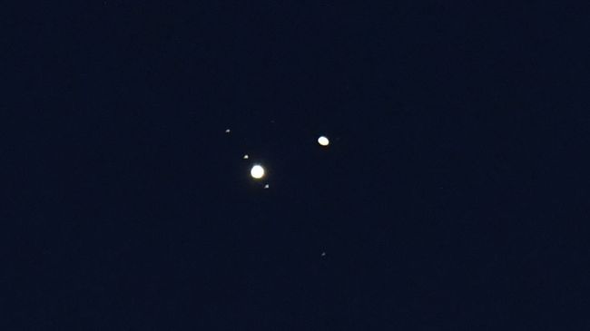 Rare 'great conjunction' of Jupiter and Saturn wows skywatchers around ...