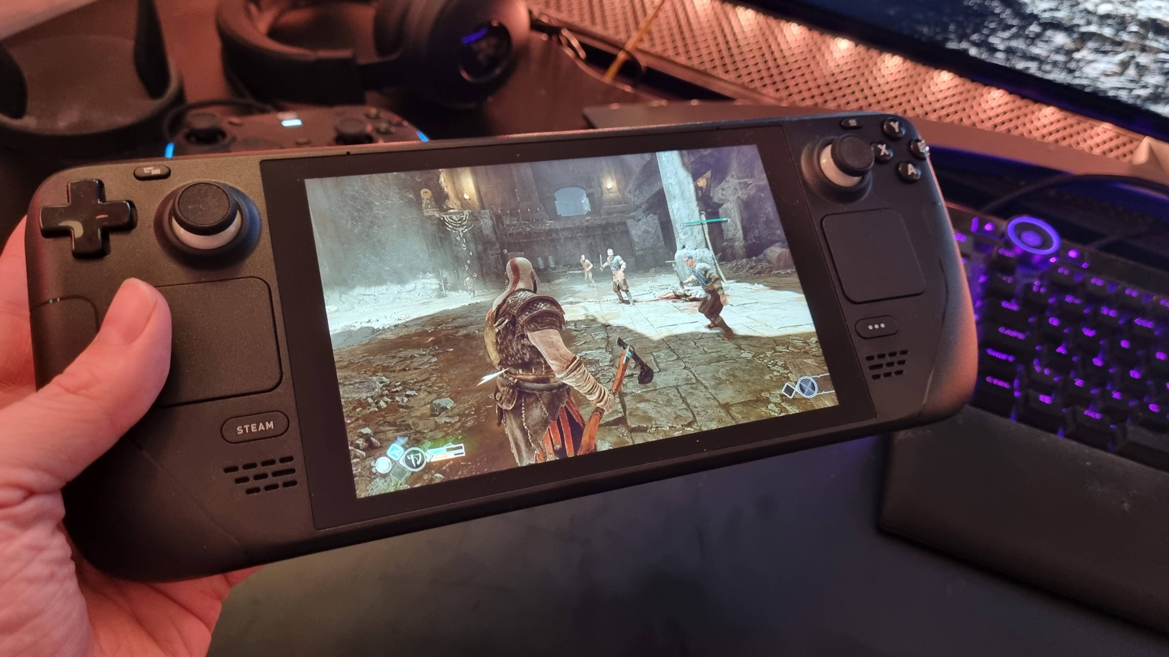 Foto av Steam Deck handhållen konsol som spelar God of War