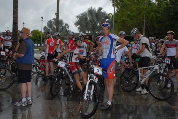 Mike Mulkens (Kipeo MTB Team) and Yong Choi Geeni (Team Korea) are among those waiting on the start line