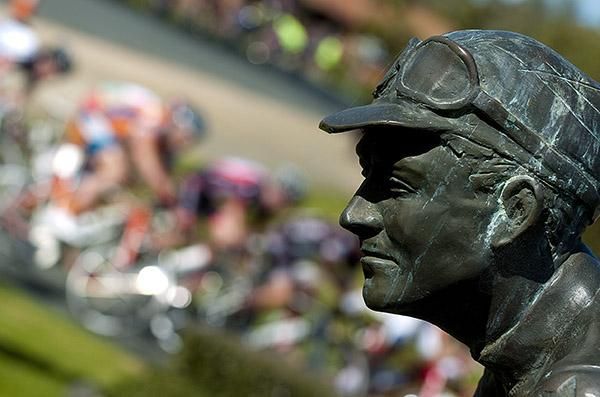 Oppy' watches the tour speed by in Rochester.