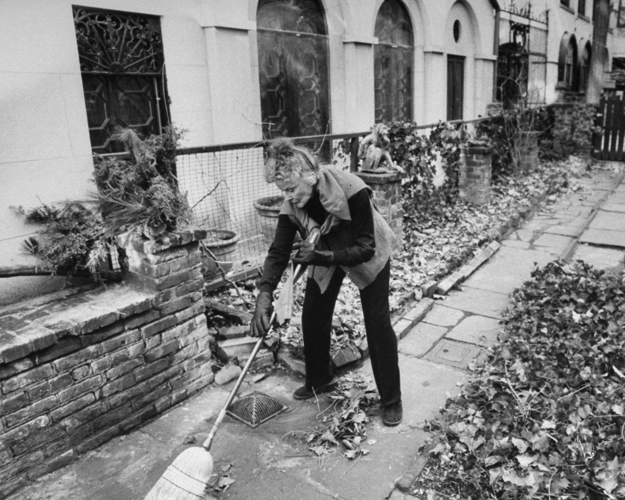 katharine hepburn in her garden