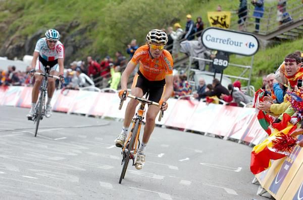 Samuel S&aacute;nchez (Euskaltel-Euskadi) powers away from Jelle Vanendert (Omega Pharma-Lotto) inside of 250m to go.