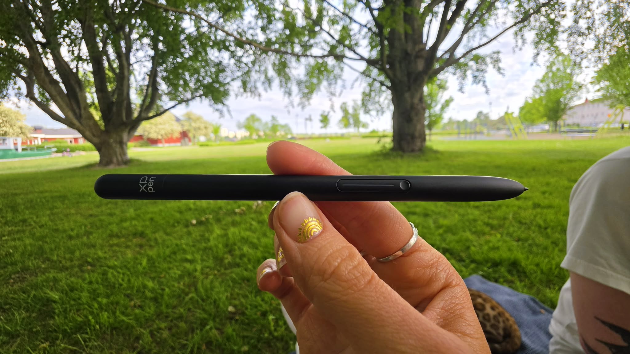X3 Pro Pencil 2 till XPPen Magic Note Pad h&amp;aring;lls upp i en park.