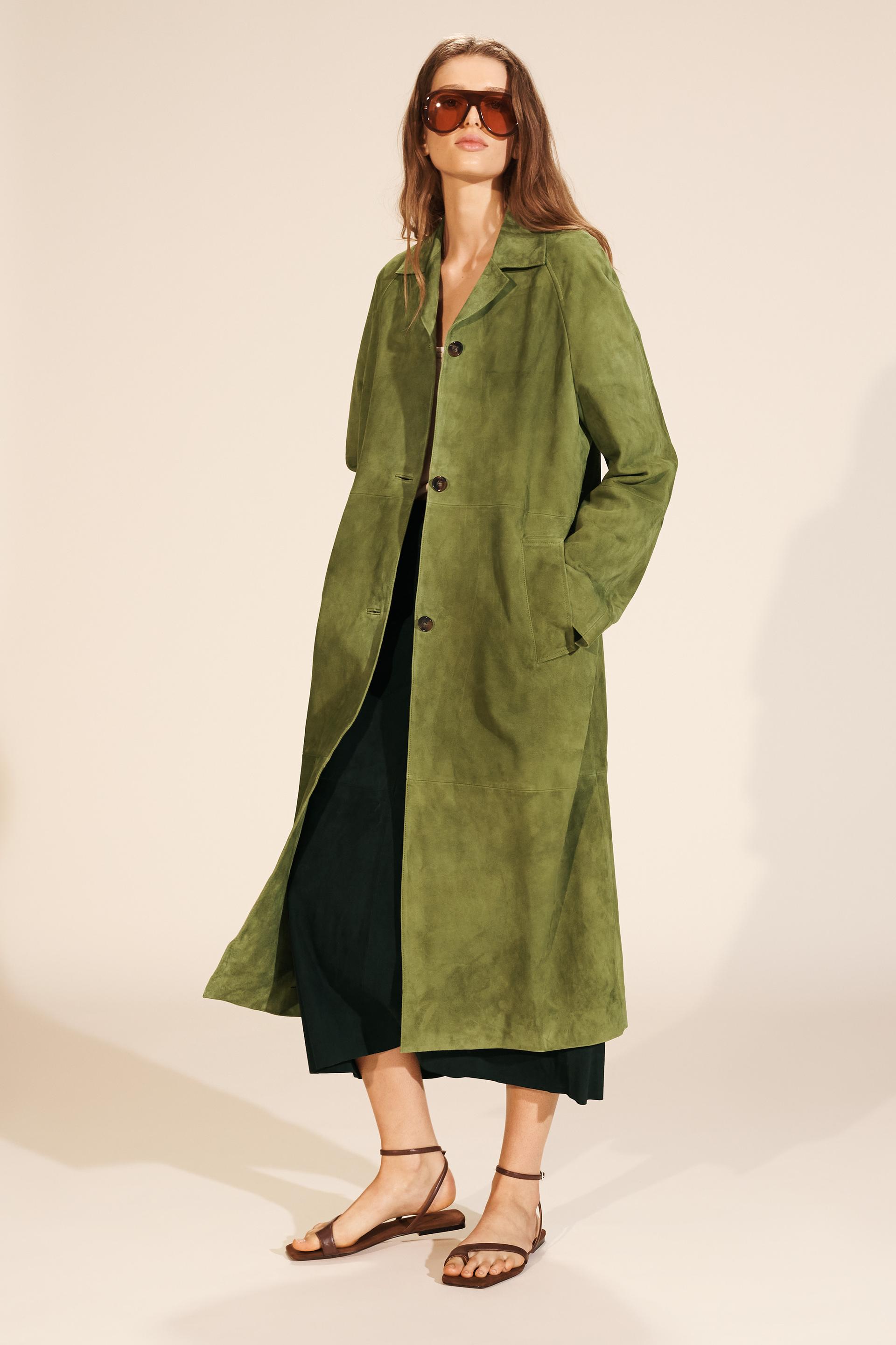 Model wears Zara winter coat trends. She wears a suede zara coat.