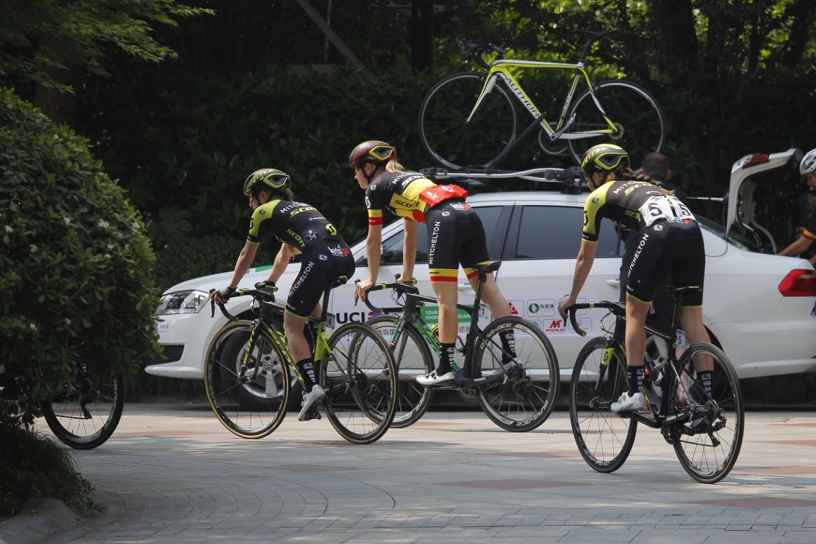 Mitchelton-Scott head to the start