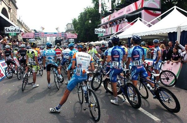 The peloton awaits the start.