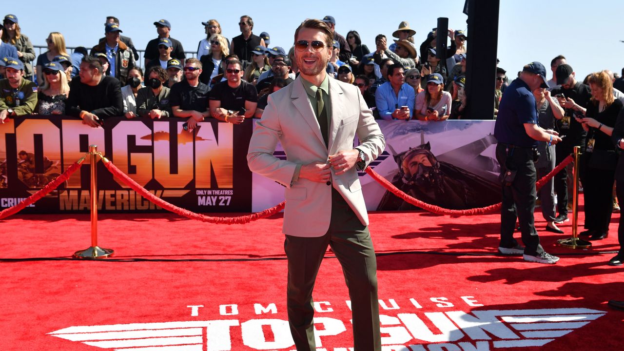 Glen Powell at the Top Gun: Maverick global premiere