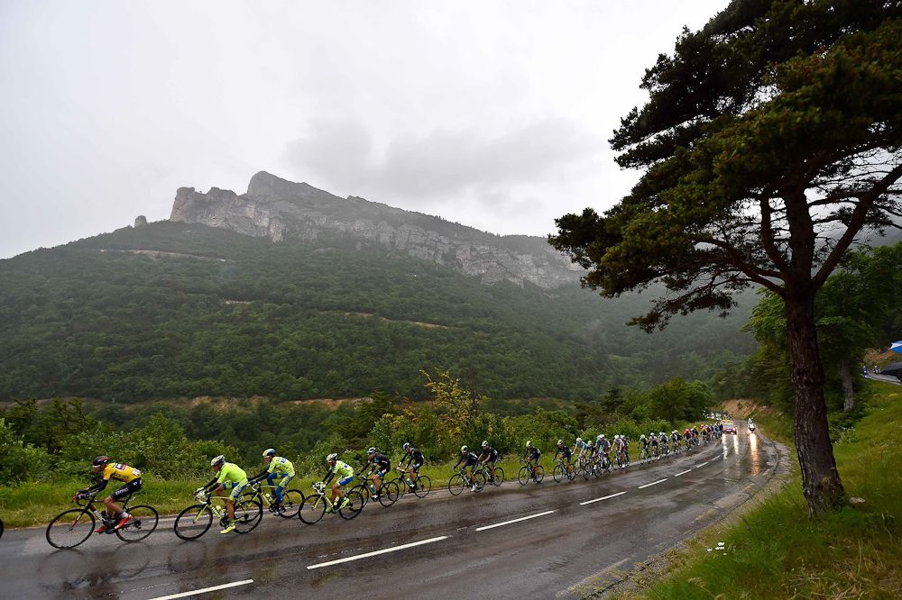 The rain comes down on the peloton during stage 6.