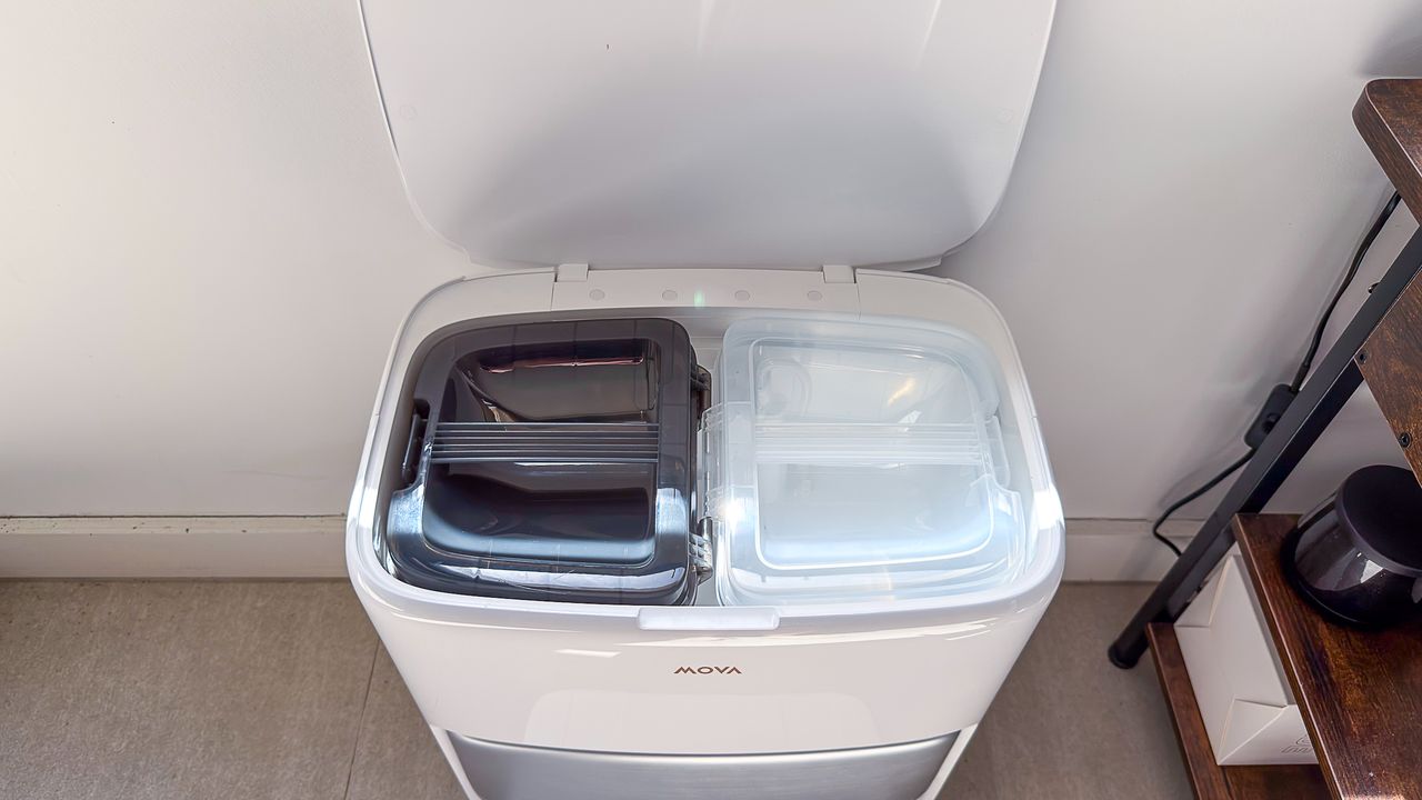 Water tanks inside the Mova V70 Ultra Complete dock