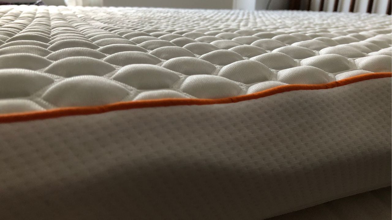 A close-up of the Octasmart Deluxe Topper