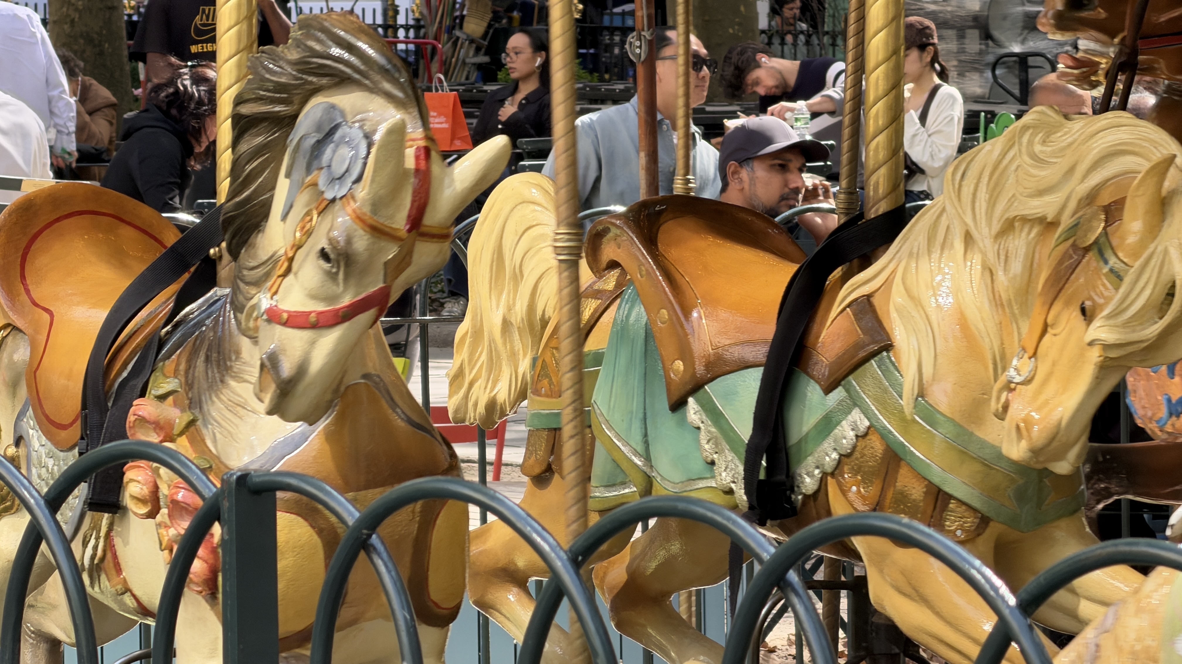 iPhone 17 Pro Max vs Sony Alpha a6000