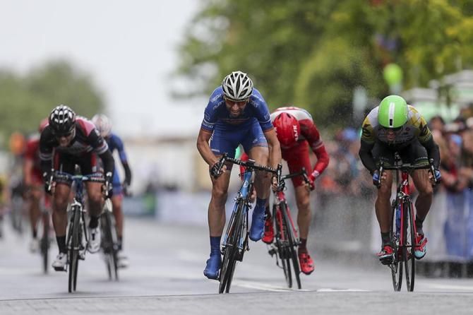 Neil Van der Ploeg winds it up to take the win in the Men's race.