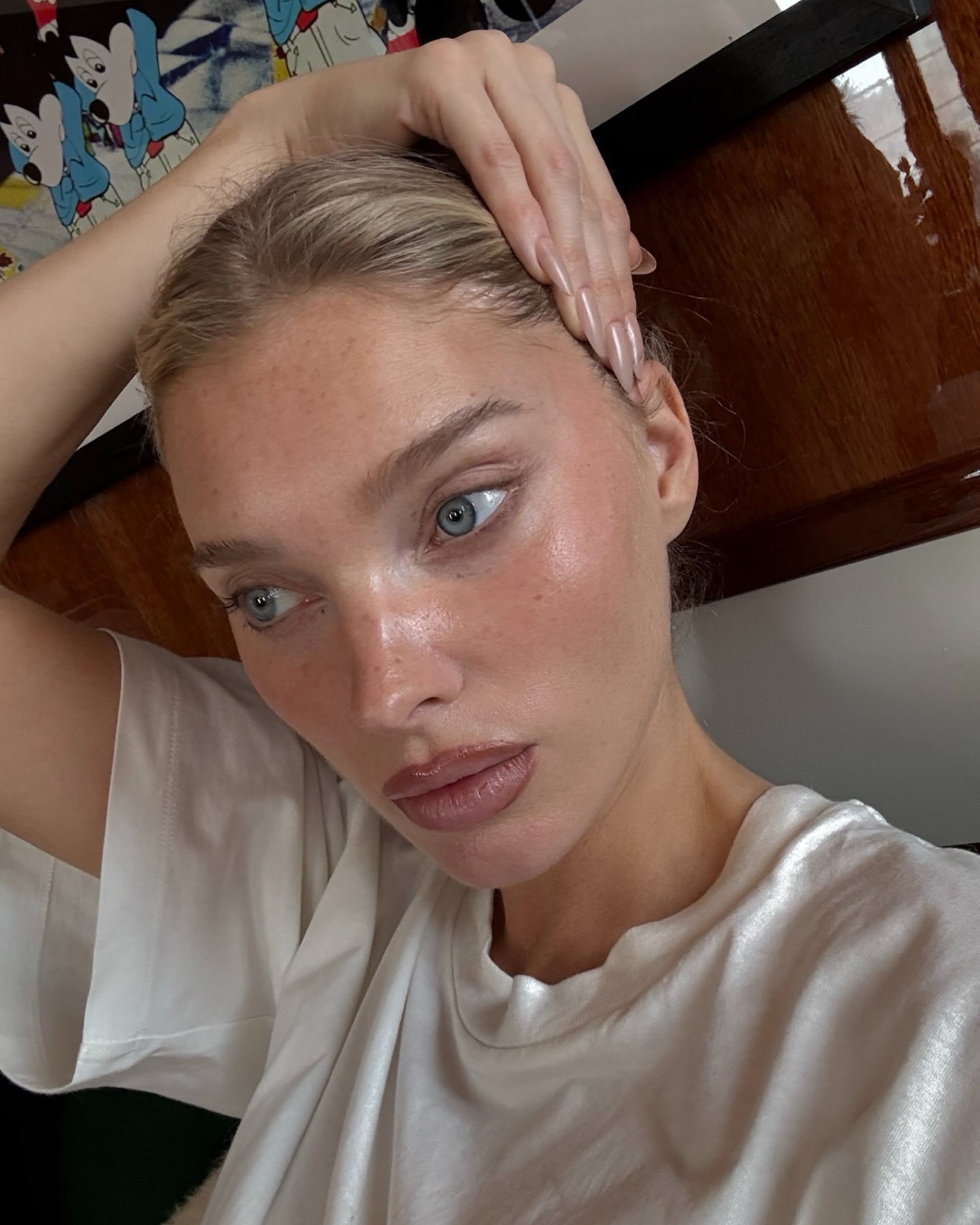 Soft, glowy makeup on Elsa Hosk